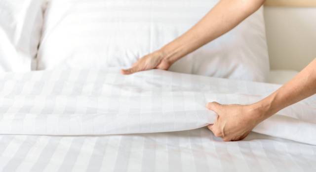 Come piegare le lenzuola del letto con angoli
