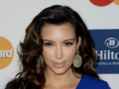 Kim Kardashian mangia noodles completamente senza veli!