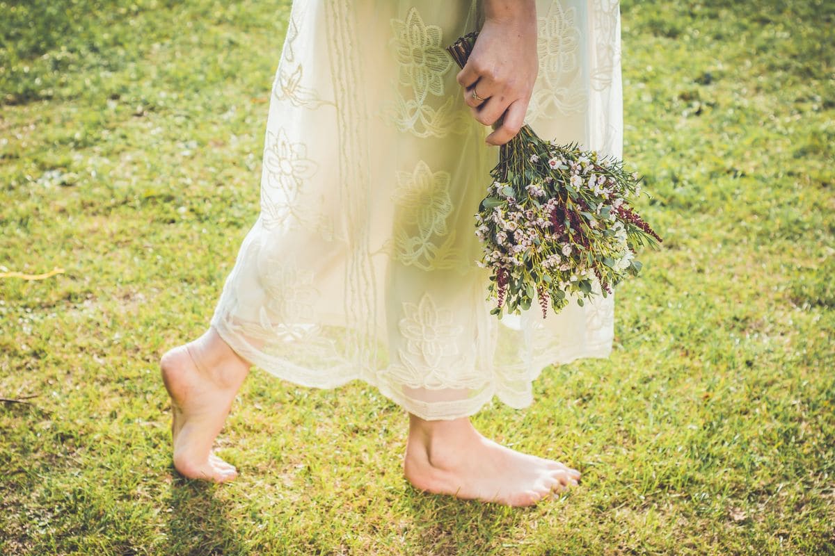 matrimonio bohemian chic piedi nudi erba