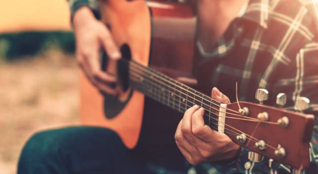 Come imparare a suonare la chitarra: ecco alcuni consigli pratici