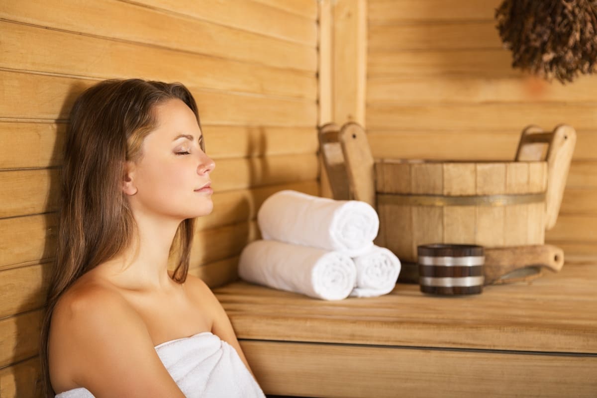 Ragazza sauna relax