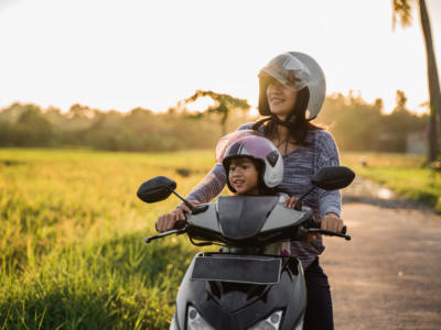 bambino in moto con la mamma