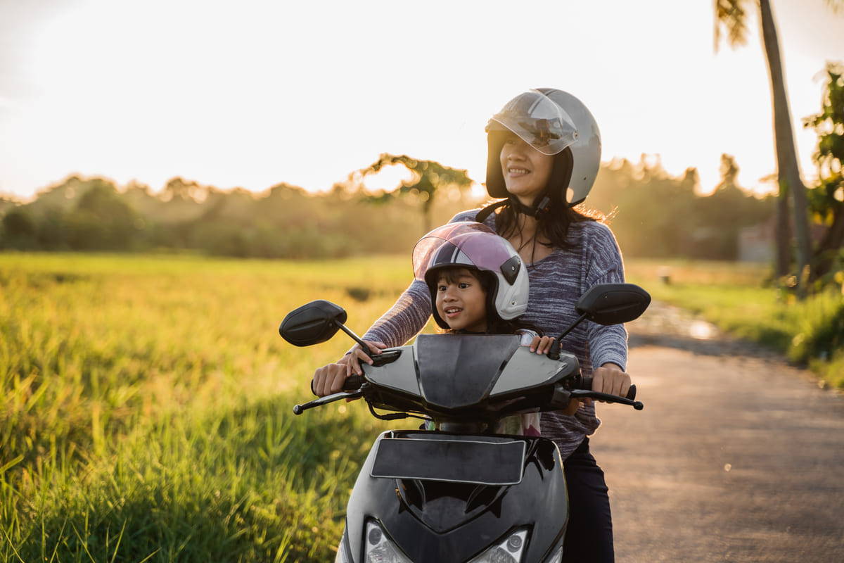 bambino in moto con la mamma