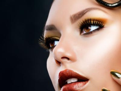 Come fare un trucco con ombretto oro e eyeliner nero