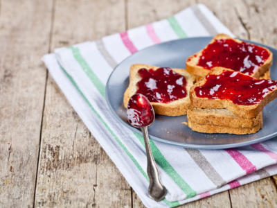 fette biscottate con marmellata