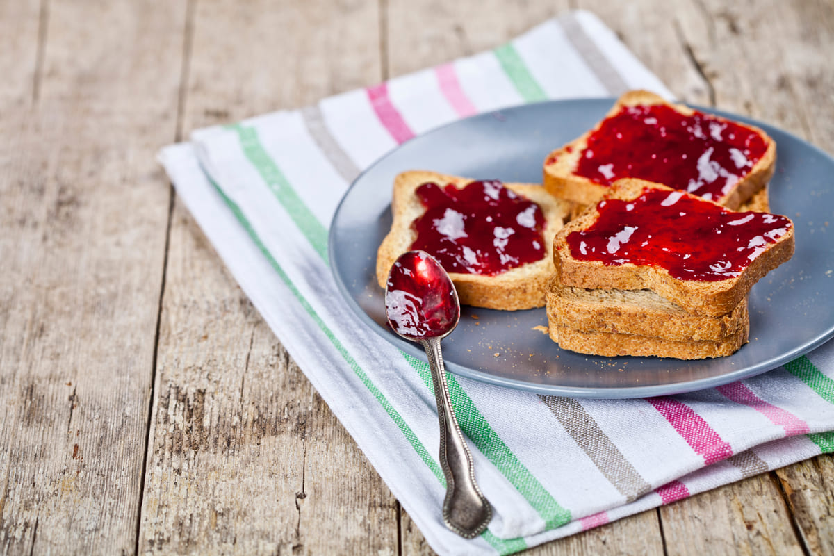 fette biscottate con marmellata