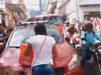 Moglie tradita blocca l’auto del marito – VIDEO