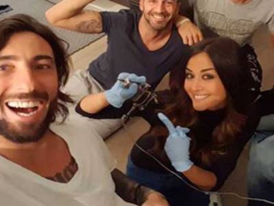 Giorgia Palmas tatuatrice per il suo Brumotti – VIDEO