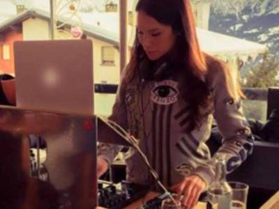 Nicole Minetti in versione dj – VIDEO