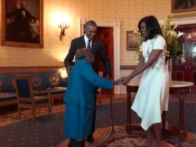 Usa, il ballo di Obama alla Casa Bianca con una donna di 106 anni – VIDEO