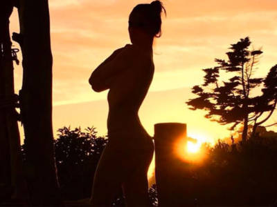 Alessandra Ambrosio, tramonto sensuale a Malibu – VIDEO