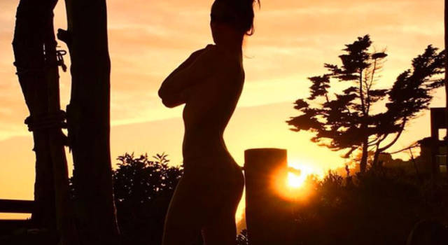 Alessandra Ambrosio, tramonto sensuale a Malibu &#8211; VIDEO