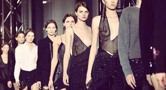 Moda Parigi, Anthony Vaccarello sceglie il total black &#8211; VIDEO