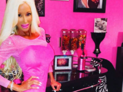 La donna che vive come una Barbie – VIDEO