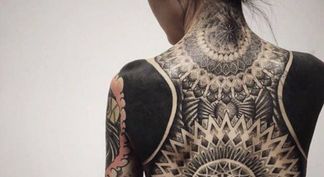 Blackout tattoo è il nuovo trend che copre la pelle!