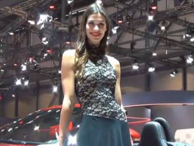 A Ginevra non solo auto, al Salone è show di modelle – VIDEO