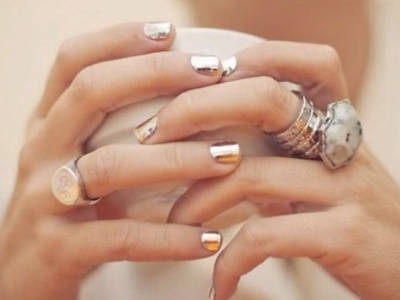 Manicure effetto foglia oro