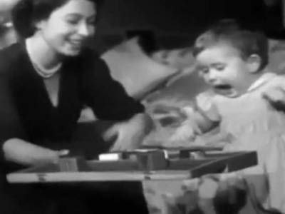 La regina Elisabetta gioca con il suo baby Prince Charles – VIDEO