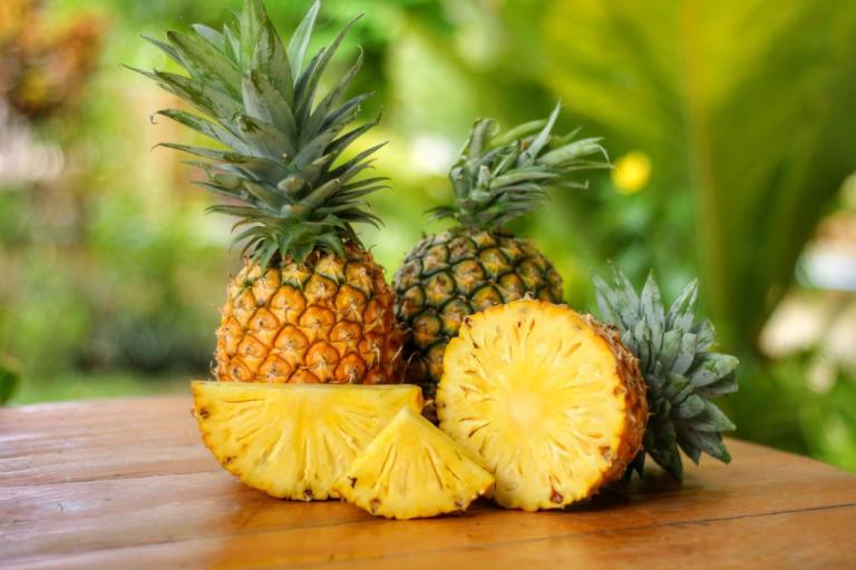 Come tagliare l'ananas: il metodo veloce per farlo a mano