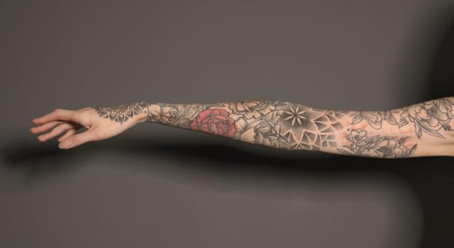 Idee tatuaggi polso donne fiori