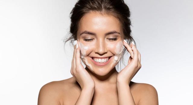 Prodotti per detergere la pelle secca del viso