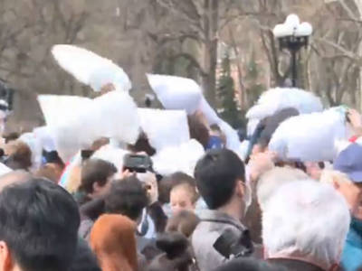 A New York centinaia in piazza per la grande battaglia di cuscini – VIDEO