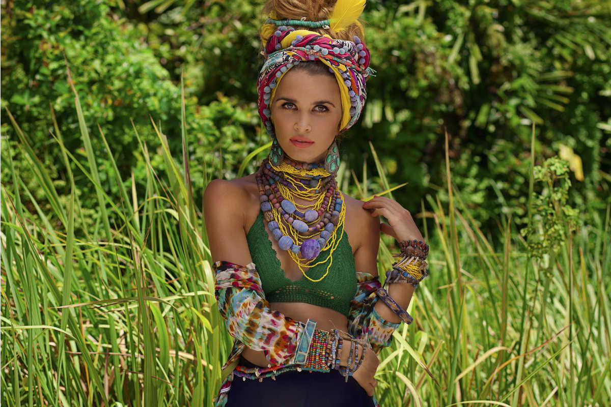 ragazza con accessori african style