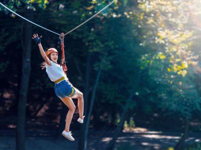 ragazza parco avventura