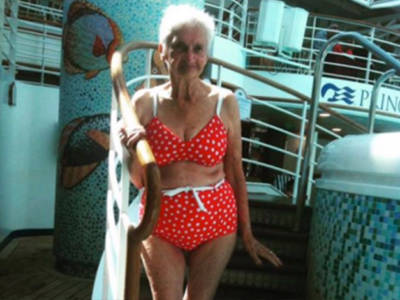 “Non è mai troppo tardi per un bikini”. E a 90 anni conquista il web – VIDEO