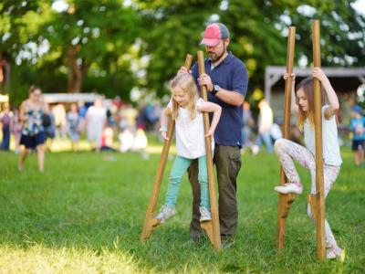 trampoli papà bambine