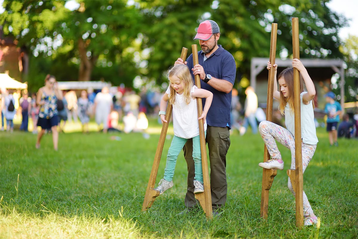 trampoli papà bambine