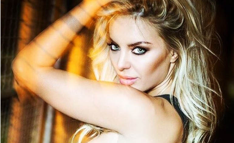 Elena Morali senza mutande…al parco!