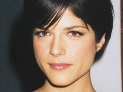 Selma Blair perde la testa in aereo e…