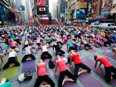 Meditazione collettiva a Times Square, è lo Yoga Day