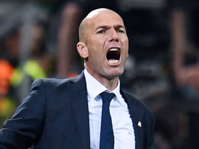 Zinedine Zidane fa il modello, sfilata in passerella a Mumbai