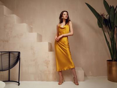 Donna vestito midi giallo