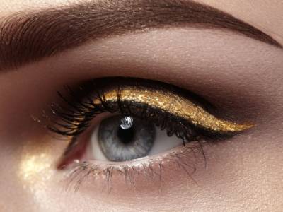 Eyeliner oro occhi azzurri