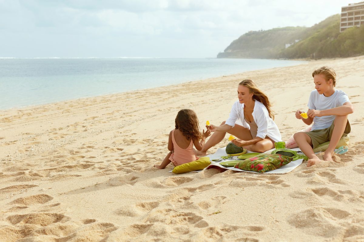 Pranzo in spiaggia per bambini