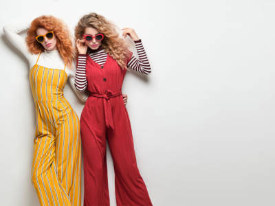 Ragazza Jumpsuit Capelli Curly Occhiali