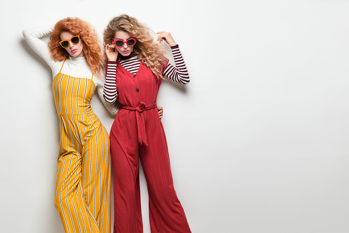 Ragazza Jumpsuit Capelli Curly Occhiali