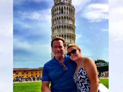 Arnold Schwarzenegger “raddrizza” la Torre di Pisa