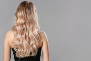 Capelli biondi acconciatura Beach Waves