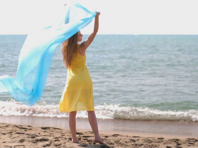 Comoda e trendy in spiaggia? Trova il tuo copricostume a meno di 20 euro!