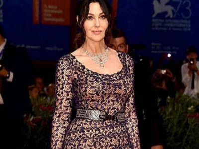 Venezia, Monica Bellucci incanta il pubblico sul red carpet