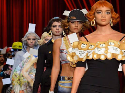 Milano moda, Moschino stupisce: gli abiti sono “trompe l’oeil”