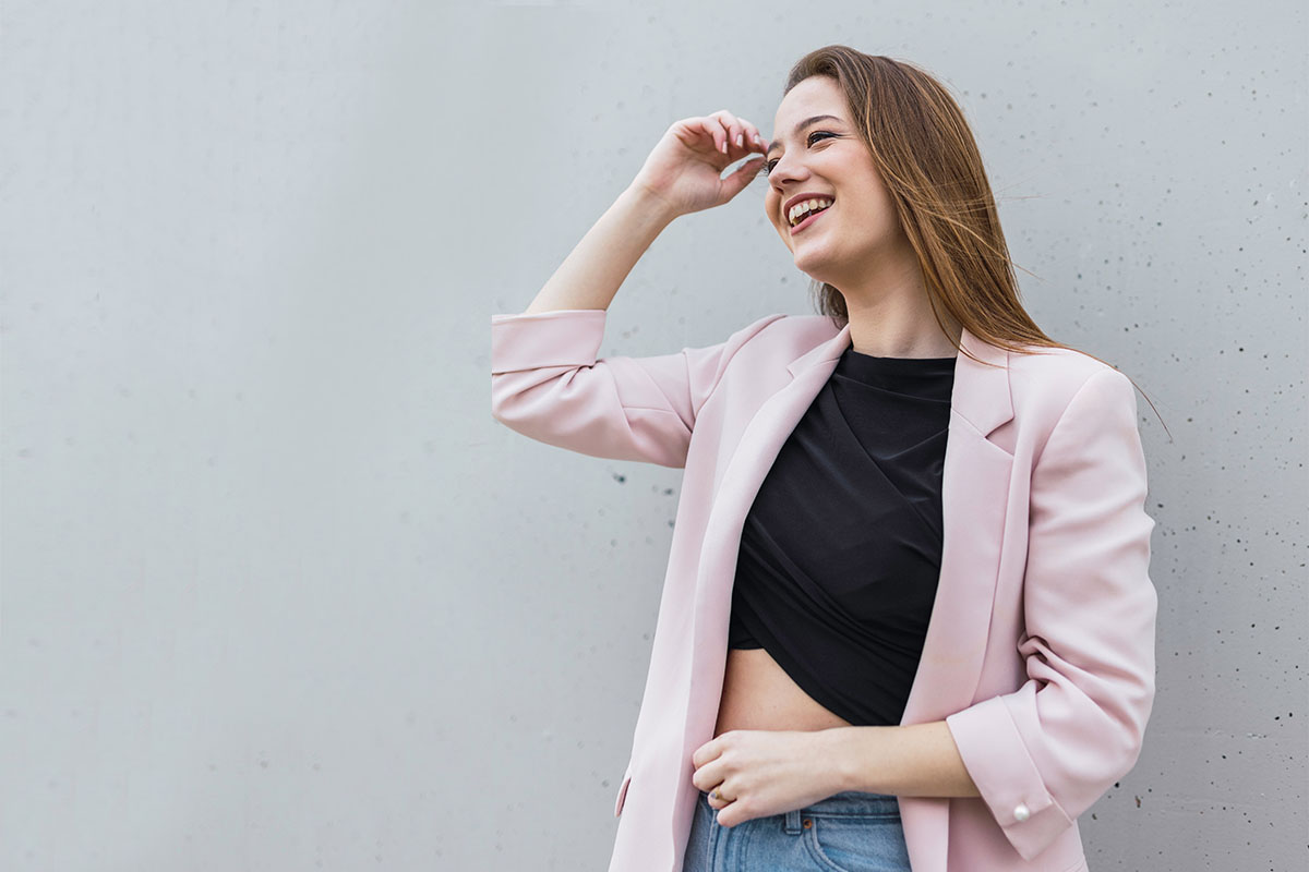 Ragazza jeans blazer rosa