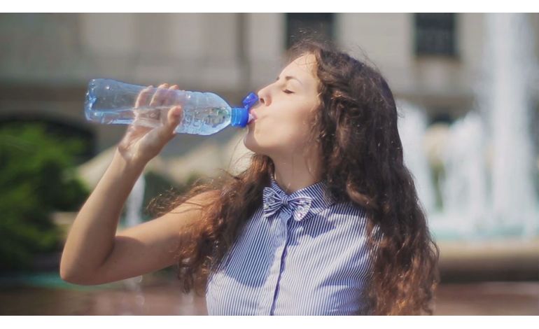 Bere da una bottiglia di plastica usata? Potrebbe farti molto male!