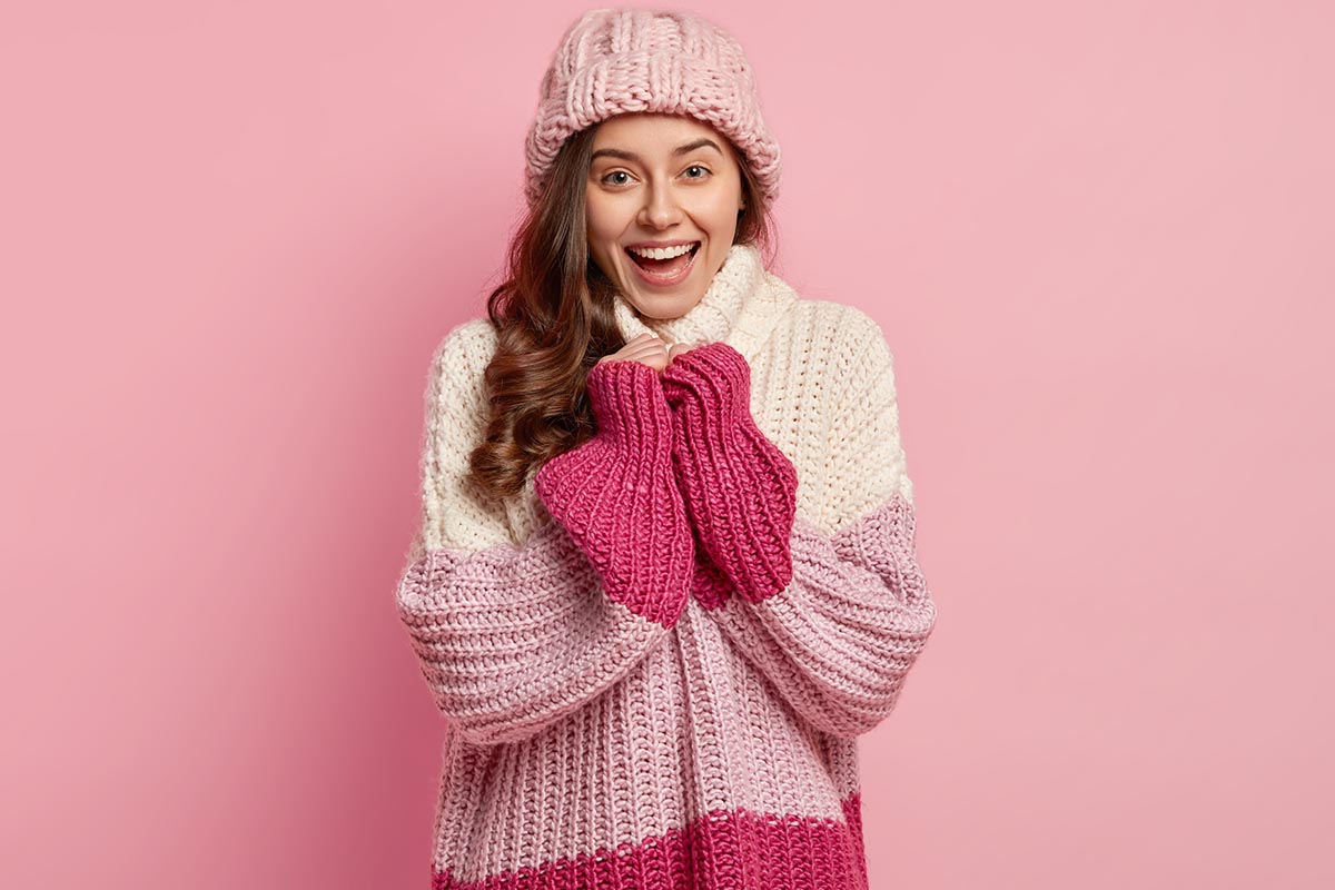 Ragazza Pullover Berretto Sorriso