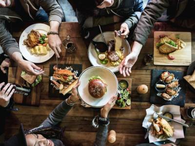 amici pranzo cena osteria ristorante pub