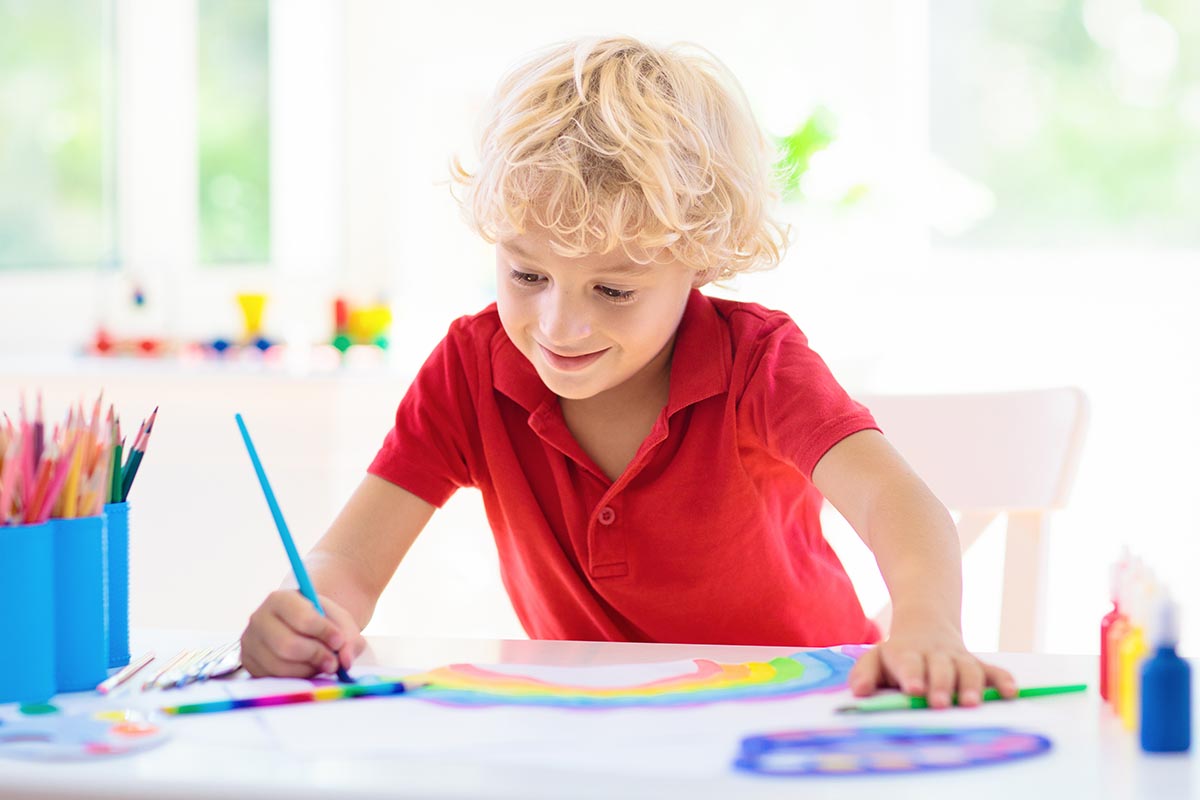 bambino disegnare colori lavoretti